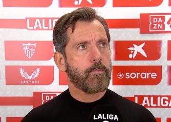 Quique Sánchez Flores realizando una entrevista post partido. | Imagen: X.