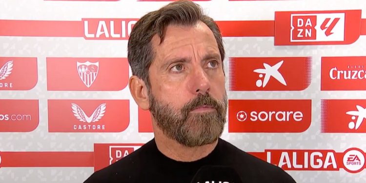 Quique Sánchez Flores realizando una entrevista post partido. | Imagen: X.