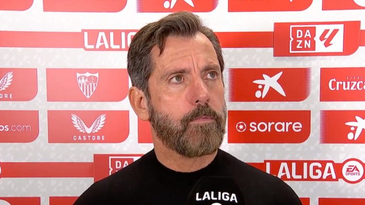 Quique Sánchez Flores realizando una entrevista post partido. | Imagen: X.