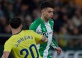 Marc Roca disputando el balón ante Moleiro en el Betis - Villarreal. | Imagen: perfil de X @RealBetis.