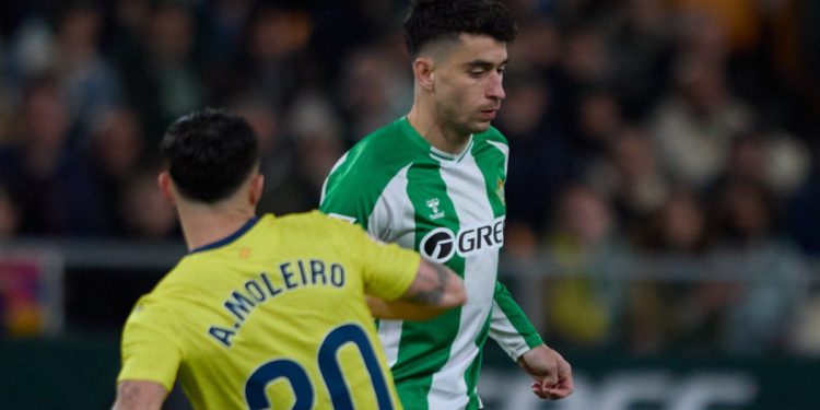 Marc Roca disputando el balón ante Moleiro en el Betis - Villarreal. | Imagen: perfil de X @RealBetis.