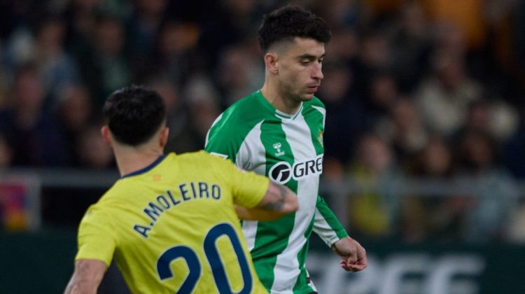 Marc Roca disputando el balón ante Moleiro en el Betis - Villarreal. | Imagen: perfil de X @RealBetis.