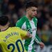 Marc Roca disputando el balón ante Moleiro en el Betis - Villarreal. | Imagen: perfil de X @RealBetis.