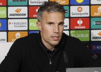 Robin van Persie, entrenador del Feyenoord, durante una rueda de prensa. | Imagen: X.