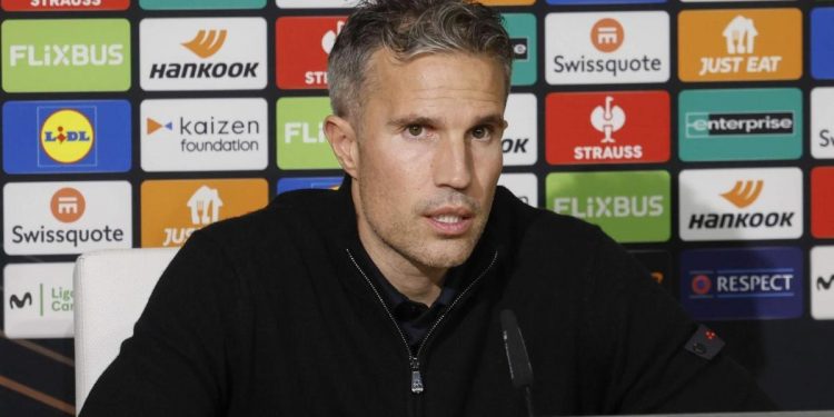 Robin van Persie, entrenador del Feyenoord, durante una rueda de prensa. | Imagen: X.