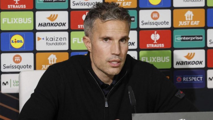 Robin van Persie, entrenador del Feyenoord, durante una rueda de prensa. | Imagen: X.