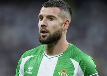 Aitor Ruibal disputando un partido con el betis. | Imagen X.