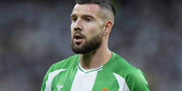 Aitor Ruibal disputando un partido con el betis. | Imagen X.