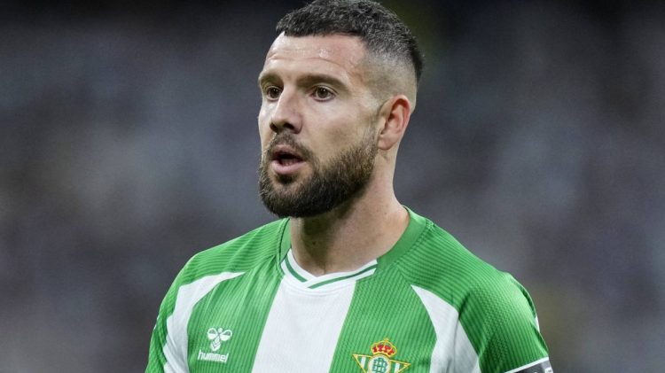 Aitor Ruibal disputando un partido con el betis. | Imagen X.