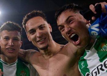 Deossa, Antony y Chimy Ávila celebrando el triunfo del Betis. | Imagen: perfil de X @RealBetis.