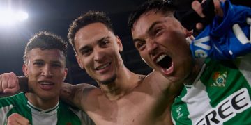 Deossa, Antony y Chimy Ávila celebrando el triunfo del Betis. | Imagen: perfil de X @RealBetis.