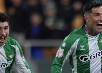 Chimy Ávila y Marc Roca celebrando uno de los goles que metió el argentino ante el Elche. | Imagen: perfil de X @RealBetis.