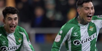 Chimy Ávila y Marc Roca celebrando uno de los goles que metió el argentino ante el Elche. | Imagen: perfil de X @RealBetis.