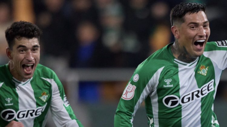 Chimy Ávila y Marc Roca celebrando uno de los goles que metió el argentino ante el Elche. | Imagen: perfil de X @RealBetis.