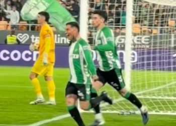 Chimy Ávila celebra el primer gol del Real Betis al Elche en los octavos de la Copa del Rey