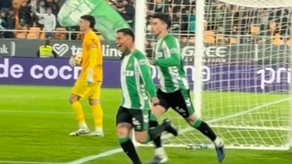 Chimy Ávila celebra el primer gol del Real Betis al Elche en los octavos de la Copa del Rey