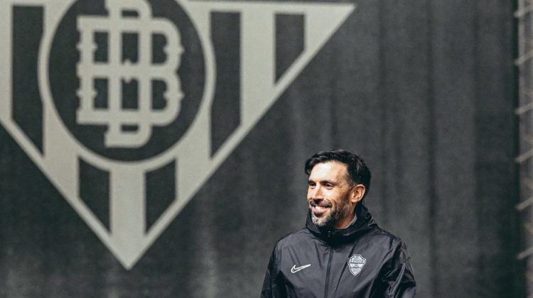 Eder Sarabia, en la ciudad deportiva del Real Betis. | Imagen: perfil de X @elchecf.