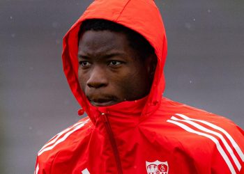 Agoumé realizando un ejercicio en un entrenamiento del Sevilla. | Imagen: perfil de X @SevillaFC.