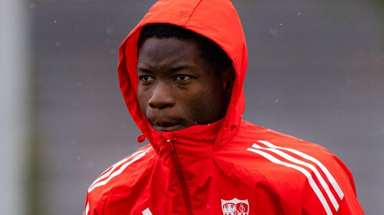 Agoumé realizando un ejercicio en un entrenamiento del Sevilla. | Imagen: perfil de X @SevillaFC.