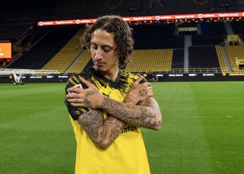 Fábio Silva posando con la camiseta del Borussia Dortmund. | Imagen: X.