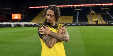 Fábio Silva posando con la camiseta del Borussia Dortmund. | Imagen: X.
