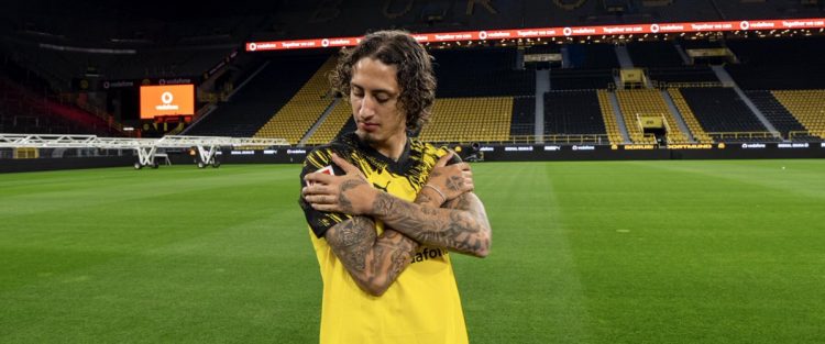 Fábio Silva posando con la camiseta del Borussia Dortmund. | Imagen: X.