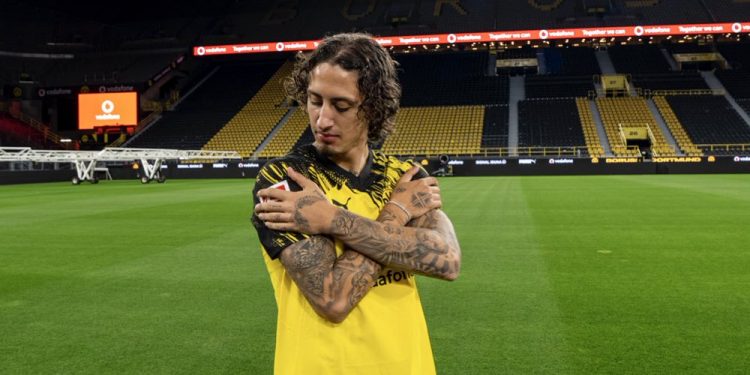 Fábio Silva posando con la camiseta del Borussia Dortmund. | Imagen: X.