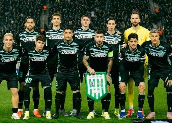 Once titular del Betis posando antes del partido contra el PAOK. | Imagen: perfil de X @RealBetis.