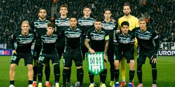 Once titular del Betis posando antes del partido contra el PAOK. | Imagen: perfil de X @RealBetis.