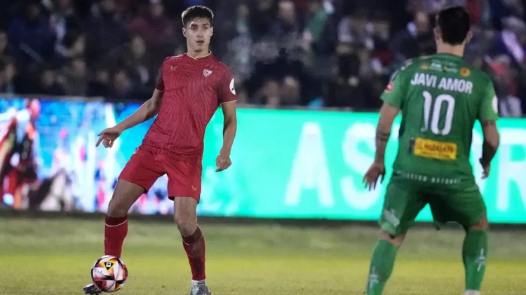 Fede Gattoni disputando un partido con el Sevilla. | Imagen: página web Sevilla FC.