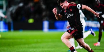 Jugador del Sevilla conduciendo el balón en el partido contra el Elche. | Imagen: perfil de X @SevillaFC.