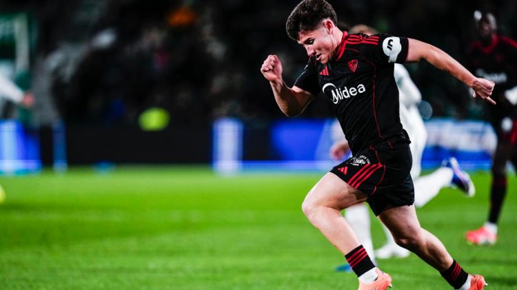 Jugador del Sevilla conduciendo el balón en el partido contra el Elche. | Imagen: perfil de X @SevillaFC.