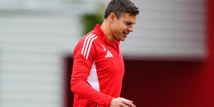 César Azpilicueta dirigiéndose al campo de entrenamiento del Sevilla. | Imagen: perfil de X @SevillaFC.