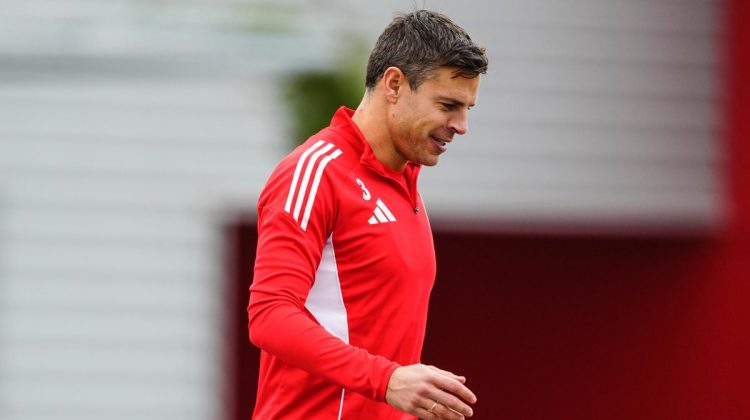 César Azpilicueta dirigiéndose al campo de entrenamiento del Sevilla. | Imagen: perfil de X @SevillaFC.