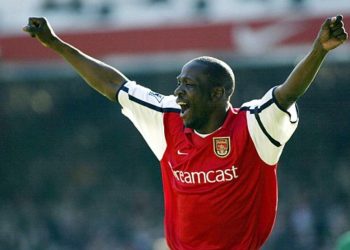 Lauren disputando un partido con el arsenal. | Imagen: X.