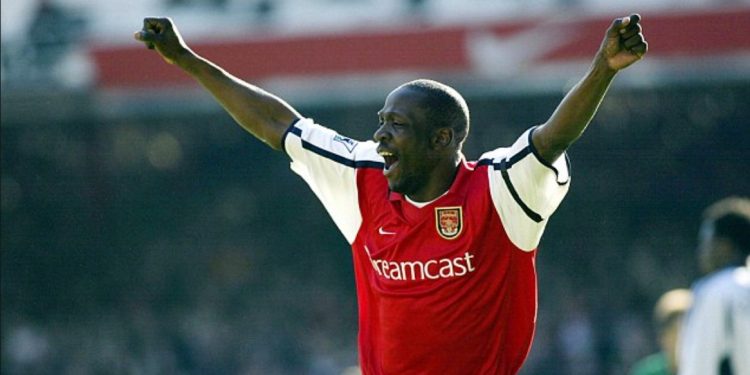 Lauren disputando un partido con el arsenal. | Imagen: X.