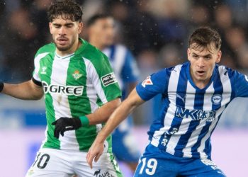 Ez Abde disputando el balón en el Alavés - Betis. | Imagen: X.