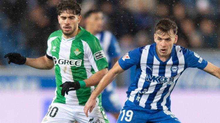Ez Abde disputando el balón en el Alavés - Betis. | Imagen: X.