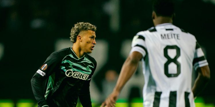 Nelson Deossa circulando el balón durante el PAOK - Betis. | Imagen: perfil de X @RealBetis.