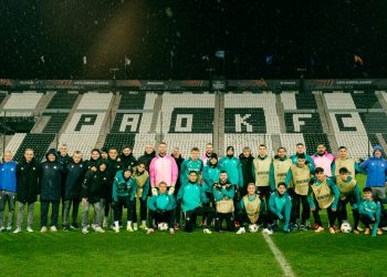 Plantilla del Real Betis sobre el césped del Toumba Stadium. | Imagen: perfil de X @RealBetis.