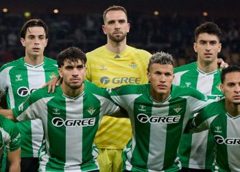 Jugadores del Betis posando antes del inicio de un partido. | Imagen: perfil de X @RealBetis.