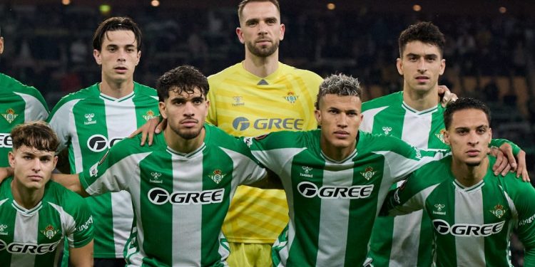 Jugadores del Betis posando antes del inicio de un partido. | Imagen: perfil de X @RealBetis.