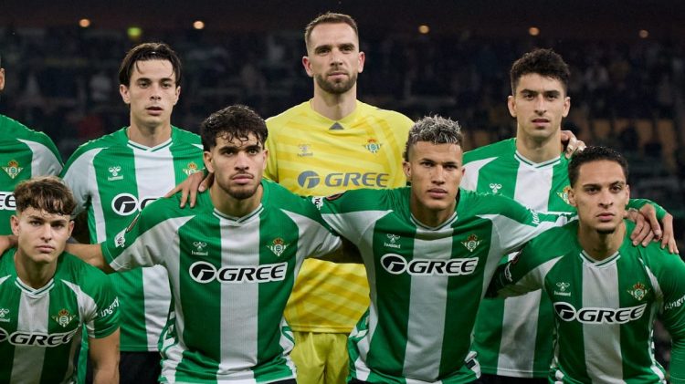 Jugadores del Betis posando antes del inicio de un partido. | Imagen: perfil de X @RealBetis.