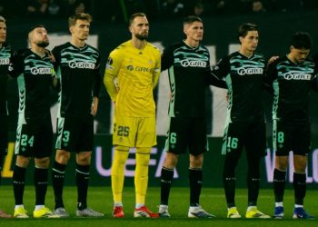 Jugadores del Betis en el minuto de silencio que tuvo lugar antes del partido ante el PAOK. | Imagen: perfil de X @RealBetis.