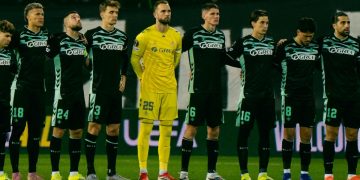 Jugadores del Betis en el minuto de silencio que tuvo lugar antes del partido ante el PAOK. | Imagen: perfil de X @RealBetis.