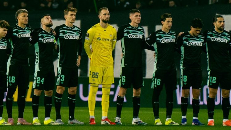 Jugadores del Betis en el minuto de silencio que tuvo lugar antes del partido ante el PAOK. | Imagen: perfil de X @RealBetis.