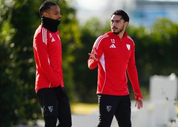 Gabriel Suazo y Sow hablando antes de empezar el entrenamiento. | Imagen: perfil de X @SevillaFC