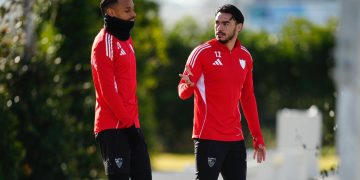 Gabriel Suazo y Sow hablando antes de empezar el entrenamiento. | Imagen: perfil de X @SevillaFC