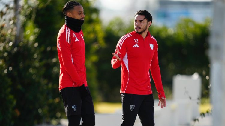 Gabriel Suazo y Sow hablando antes de empezar el entrenamiento. | Imagen: perfil de X @SevillaFC