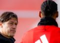 Matías Almeyda hablando con Sow durante un entrenamiento del Sevilla. | Imagen: perfil de X @SevillaFC.